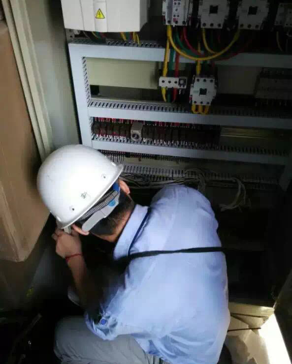 努力工作中的技術(shù)人員